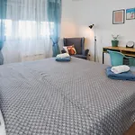 Airy 2-br Apt W/ Open Layout & Modern Design *