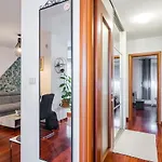 Airy 2-br Apt W/ Open Layout & Modern Design Apartment