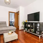 Apartment Airy 2-br Apt W/ Open Layout & Modern Design