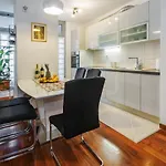 Apartment Airy 2-br Apt W/ Open Layout & Modern Design Split
