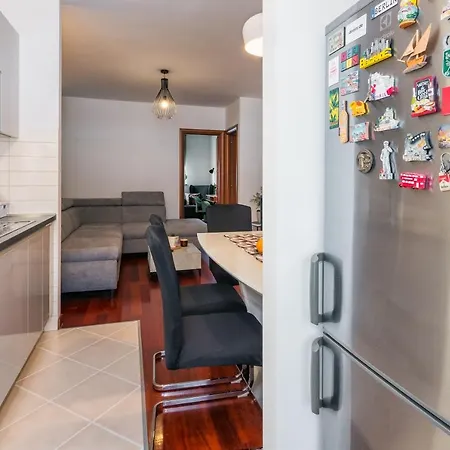 Airy 2-br W/ Open Layout & Modern Design