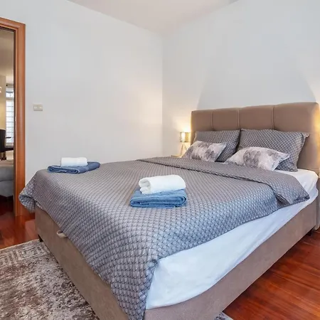 Airy 2-br W/ Open Layout & Modern Design