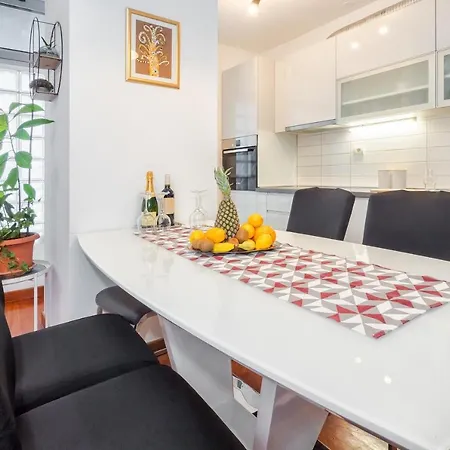 Airy 2-br W/ Open Layout & Modern Design