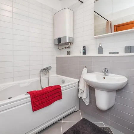 Airy 2-br W/ Open Layout & Modern Design