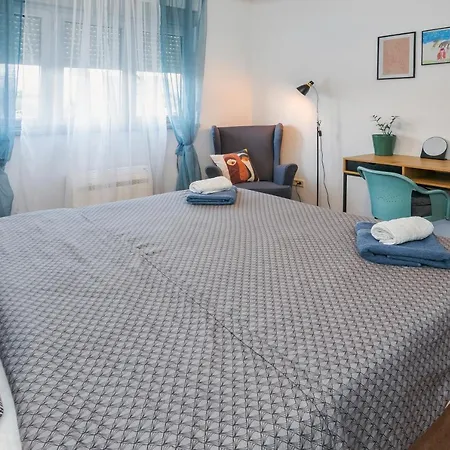 Airy 2-br W/ Open Layout & Modern Design *