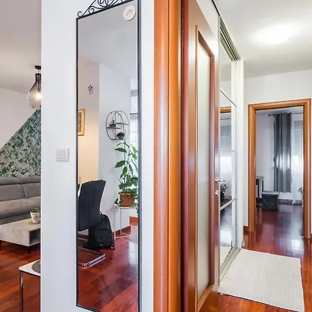 Airy 2-br W/ Open Layout & Modern Design Appartement