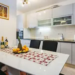 Appartement Airy 2-br Apt W/ Open Layout & Modern Design