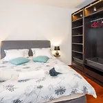 Airy 2-br Apt W/ Open Layout & Modern Design Appartement *