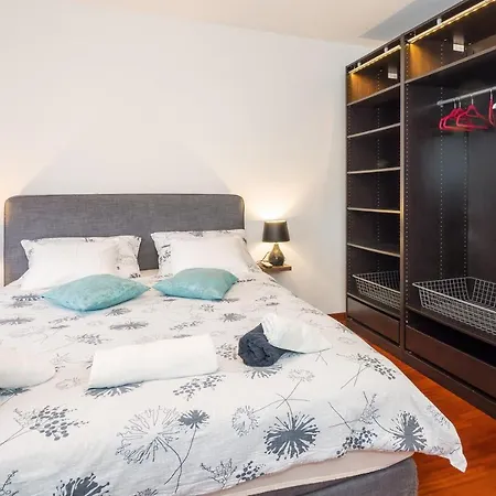 Airy 2-br W/ Open Layout & Modern Design Apartment *
