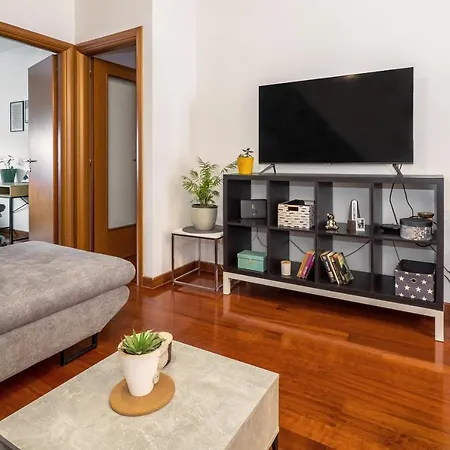 Airy 2-br Apt W/ Open Layout & Modern Design Appartement *