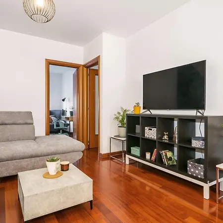 Apartment Airy 2-br W/ Open Layout & Modern Design