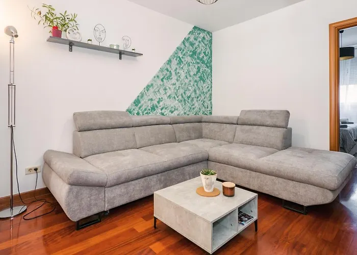 Appartement Airy 2-br Apt W/ Open Layout & Modern Design Split