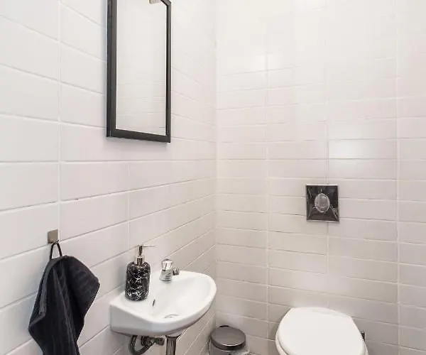 Airy 2-br Apt W/ Open Layout & Modern Design