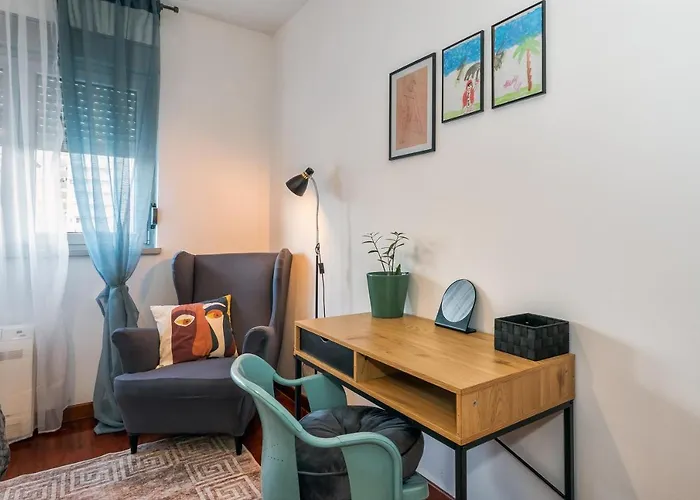 Appartement Airy 2-br Apt W/ Open Layout & Modern Design