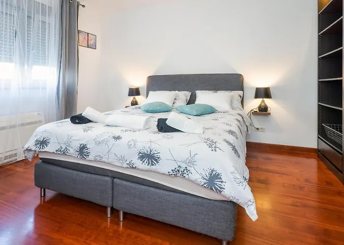 Airy 2-br Apt W/ Open Layout & Modern Design Appartement Split