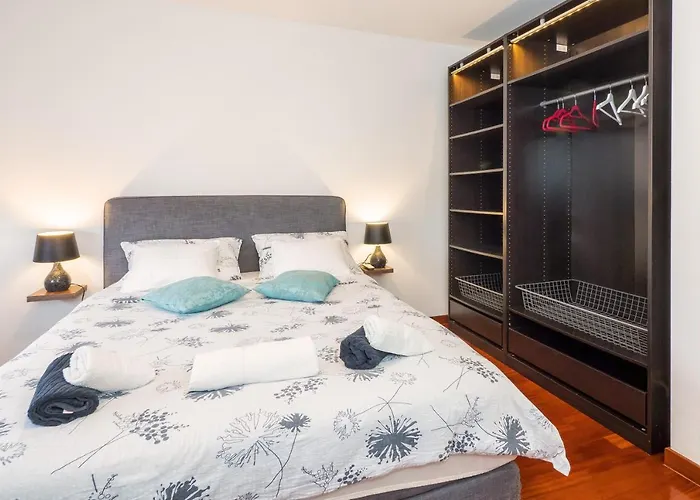 Airy 2-br Apt W/ Open Layout & Modern Design Appartement *