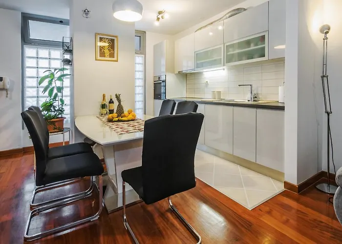Appartement Airy 2-br Apt W/ Open Layout & Modern Design Split