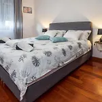 Airy 2-br Apt W/ Open Layout & Modern Design Split