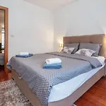 Airy 2-br Apt W/ Open Layout & Modern Design
