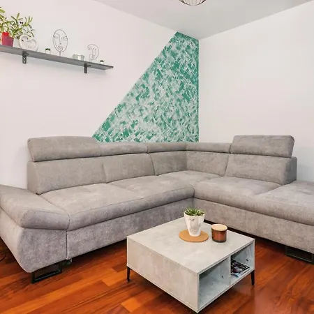 Apartmán Airy 2-br Apt W/ Open Layout & Modern Design Split