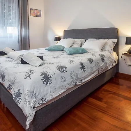 Airy 2-br Apt W/ Open Layout & Modern Design Split