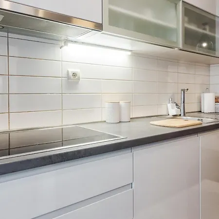 Airy 2-br Apt W/ Open Layout & Modern Design Apartmán