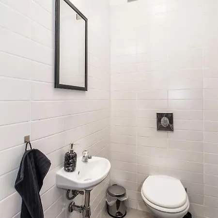 Airy 2-br Apt W/ Open Layout & Modern Design