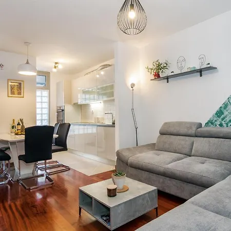 Airy 2-br Apt W/ Open Layout & Modern Design Apartmán