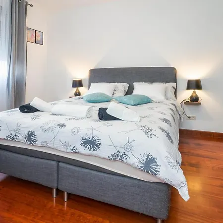 Airy 2-br Apt W/ Open Layout & Modern Design Apartmán Split