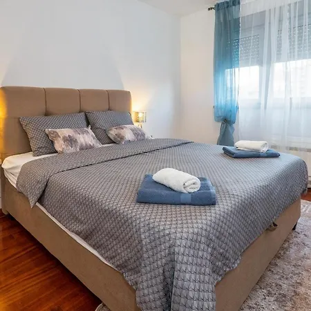 Airy 2-br Apt W/ Open Layout & Modern Design * Split