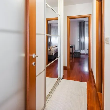 Airy 2-br Apt W/ Open Layout & Modern Design Split