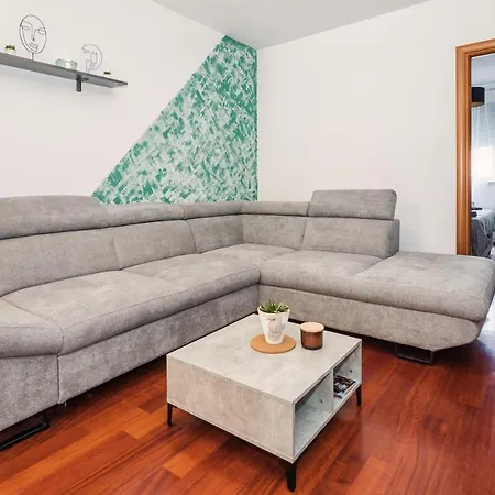 Airy 2-br Apt W/ Open Layout & Modern Design Apartmán Split