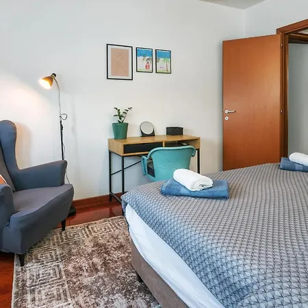 Airy 2-br Apt W/ Open Layout & Modern Design Apartmán Split