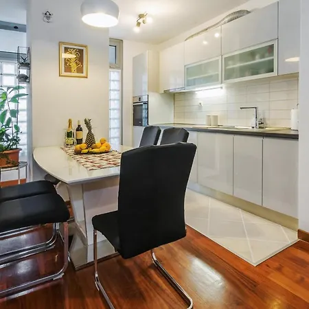 Apartmán Airy 2-br Apt W/ Open Layout & Modern Design Split