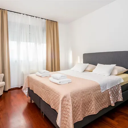 Airy 2-br W/ Open Layout & Modern Design Split