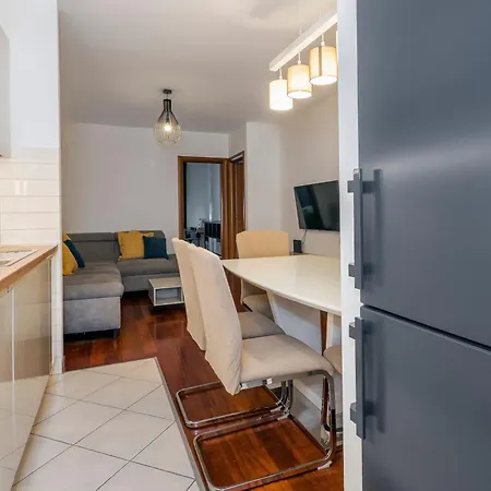 Airy 2-br W/ Open Layout & Modern Design