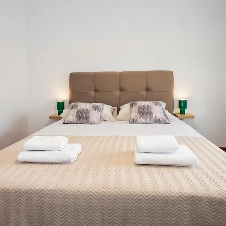 Airy 2-br W/ Open Layout & Modern Design Split