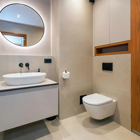 Airy 2-br W/ Open Layout & Modern Design *