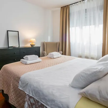 Airy 2-br W/ Open Layout & Modern Design Split