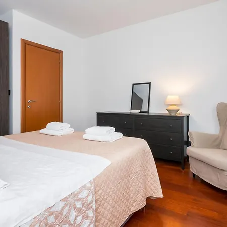 Airy 2-br W/ Open Layout & Modern Design