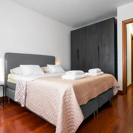 Airy 2-br W/ Open Layout & Modern Design *