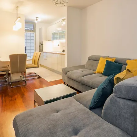 Airy 2-br W/ Open Layout & Modern Design Σπλιτ