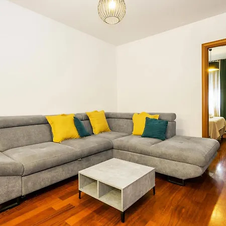 Airy 2-br W/ Open Layout & Modern Design Daire