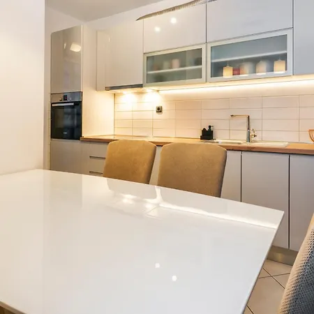 Airy 2-br W/ Open Layout & Modern Design Daire *