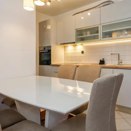 Daire Airy 2-br W/ Open Layout & Modern Design *