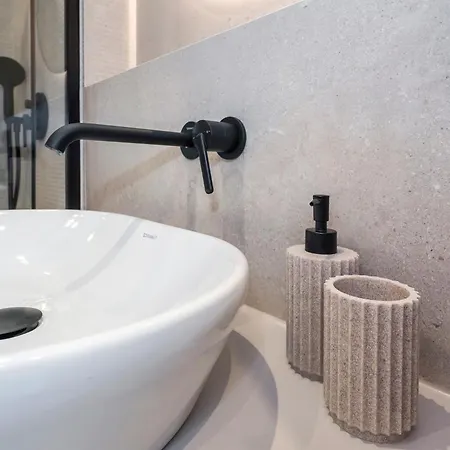 Airy 2-br W/ Open Layout & Modern Design Daire Split