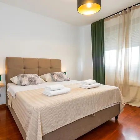 Airy 2-br W/ Open Layout & Modern Design Split