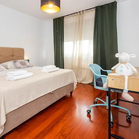 Airy 2-br W/ Open Layout & Modern Design Daire *