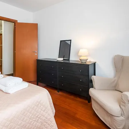 Airy 2-br W/ Open Layout & Modern Design Split