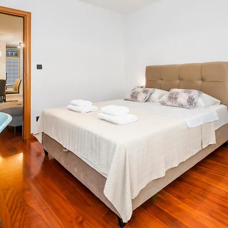 Airy 2-br W/ Open Layout & Modern Design *